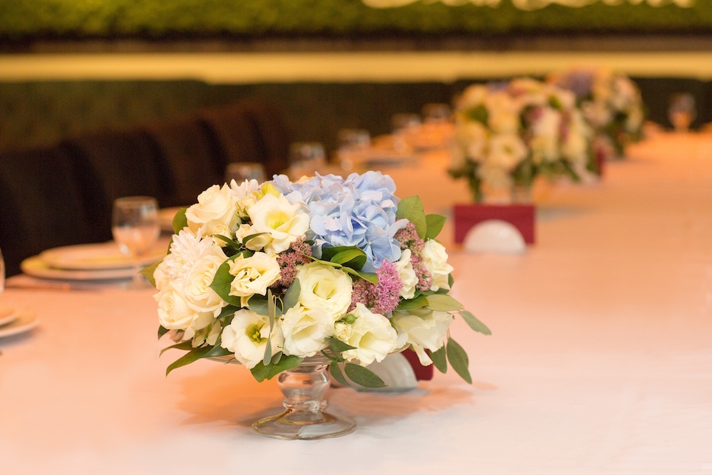 Свадебные композиции на гостевые столы из живых цветов в городе Одесса 